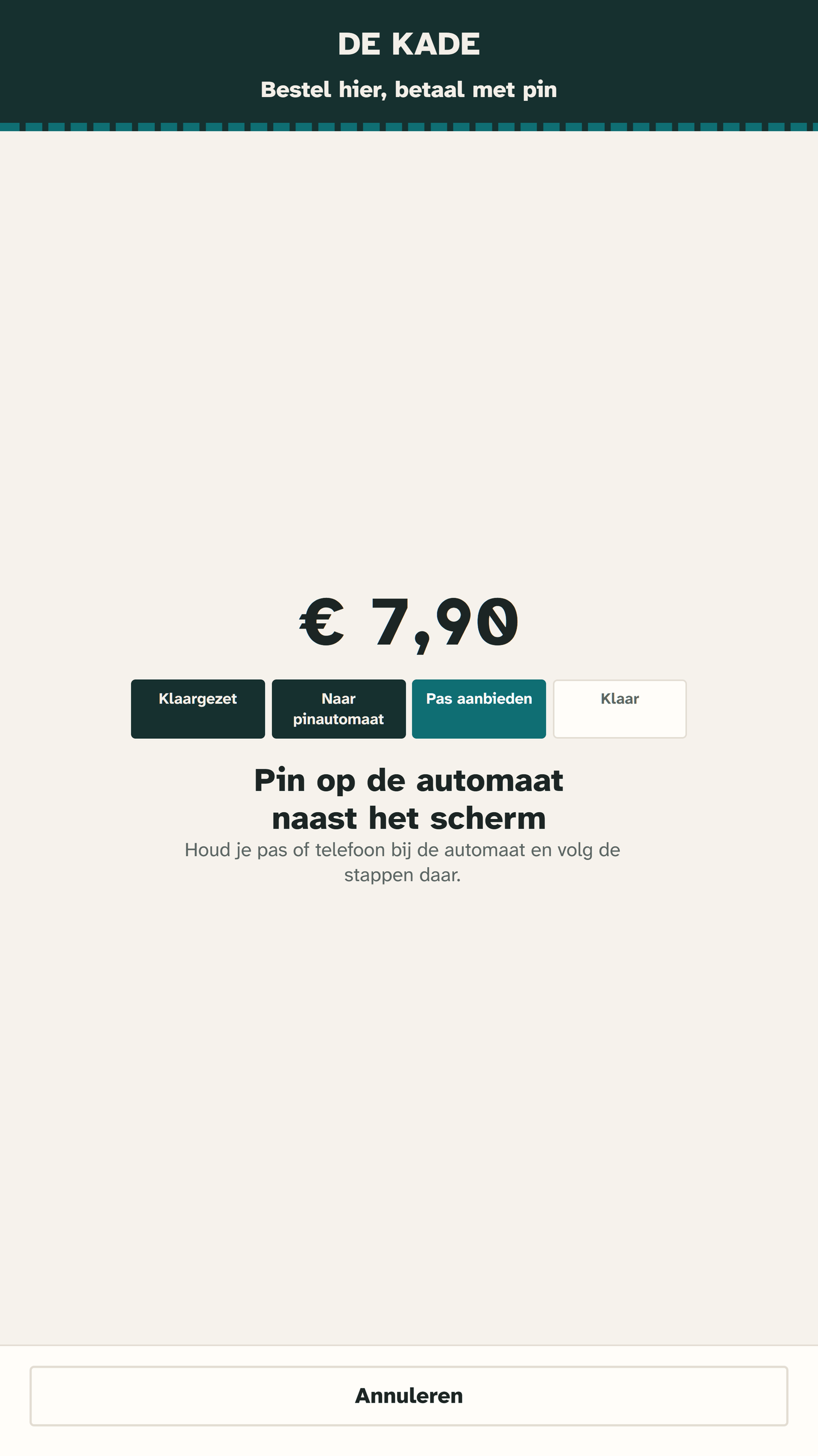 The kiosk while paying: the amount in large type, the steps of the card payment and the instruction to pay on the terminal next to the screen.